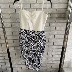 Bodycon dress with lace like pattern